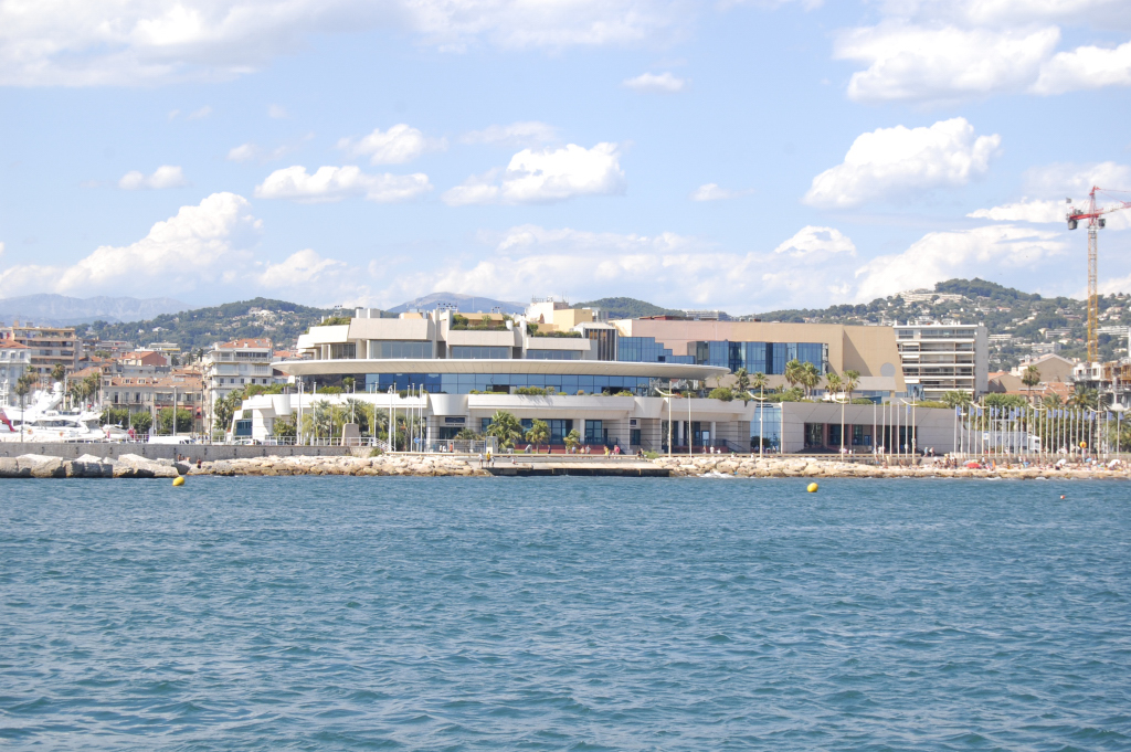 Le Palais des Festivals à Cannes, vitrine d’une économie française exposée à l’image et à l’export.