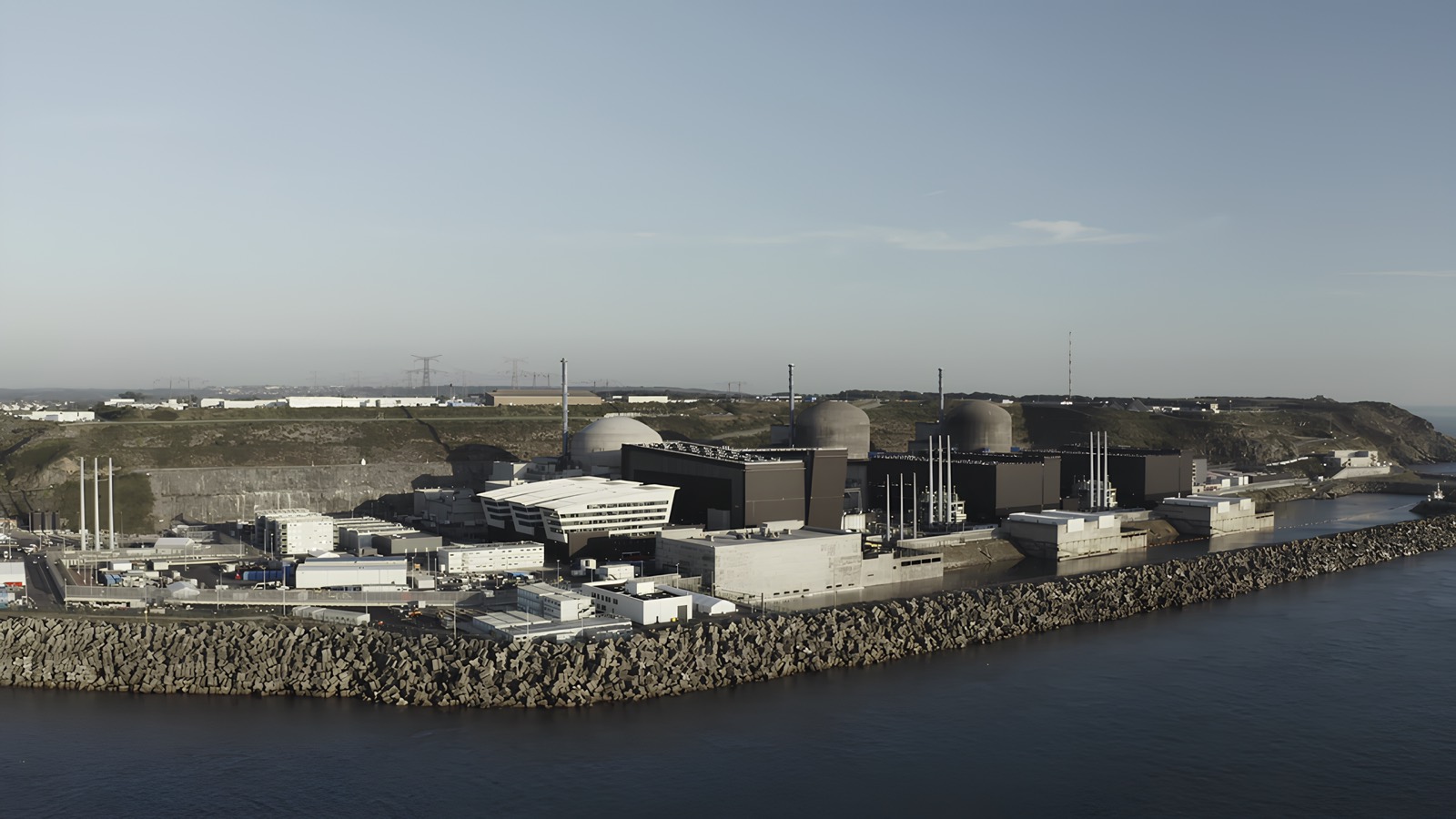 Installation nucléaire sur le littoral de la Manche.