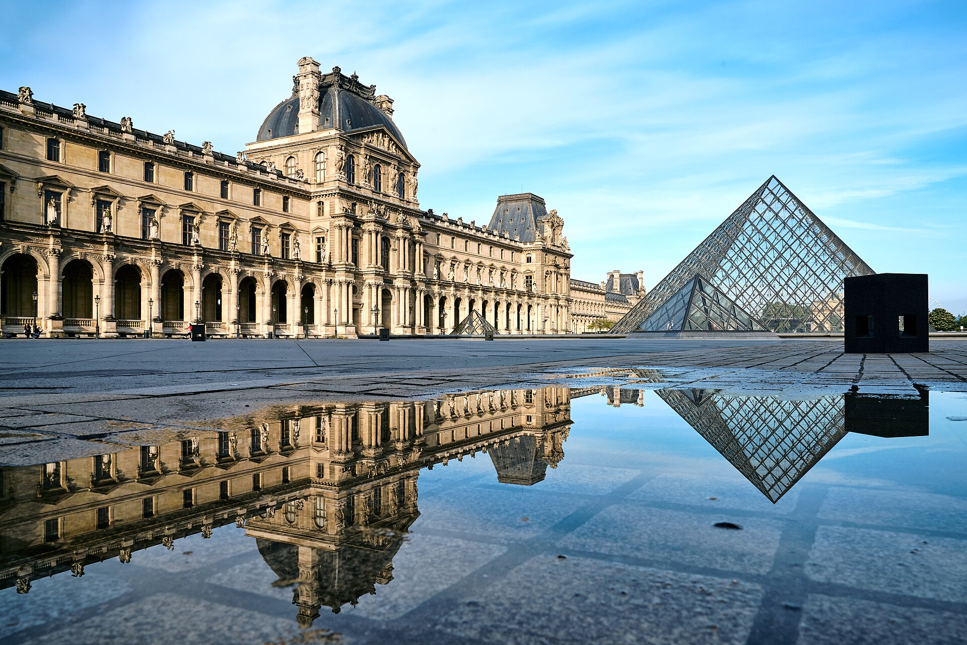 La pyramide du Louvre, dans la cour Napoléon.