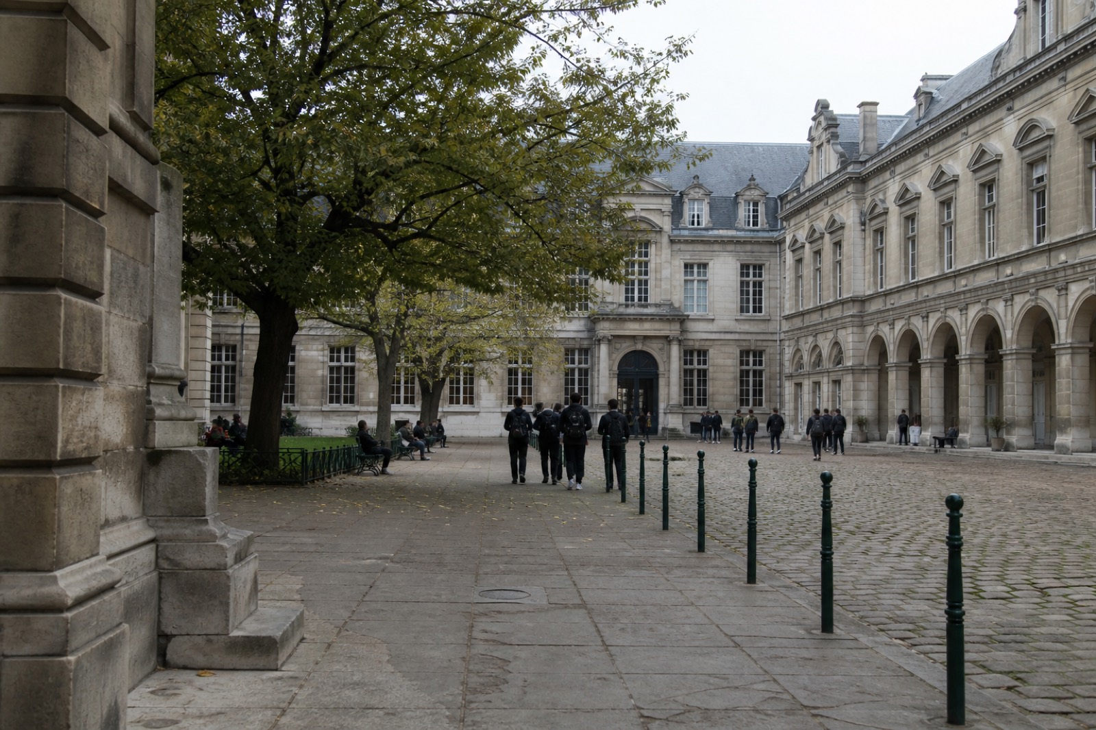 Cour d’un lycée en France, à quelques jours de la rentrée.