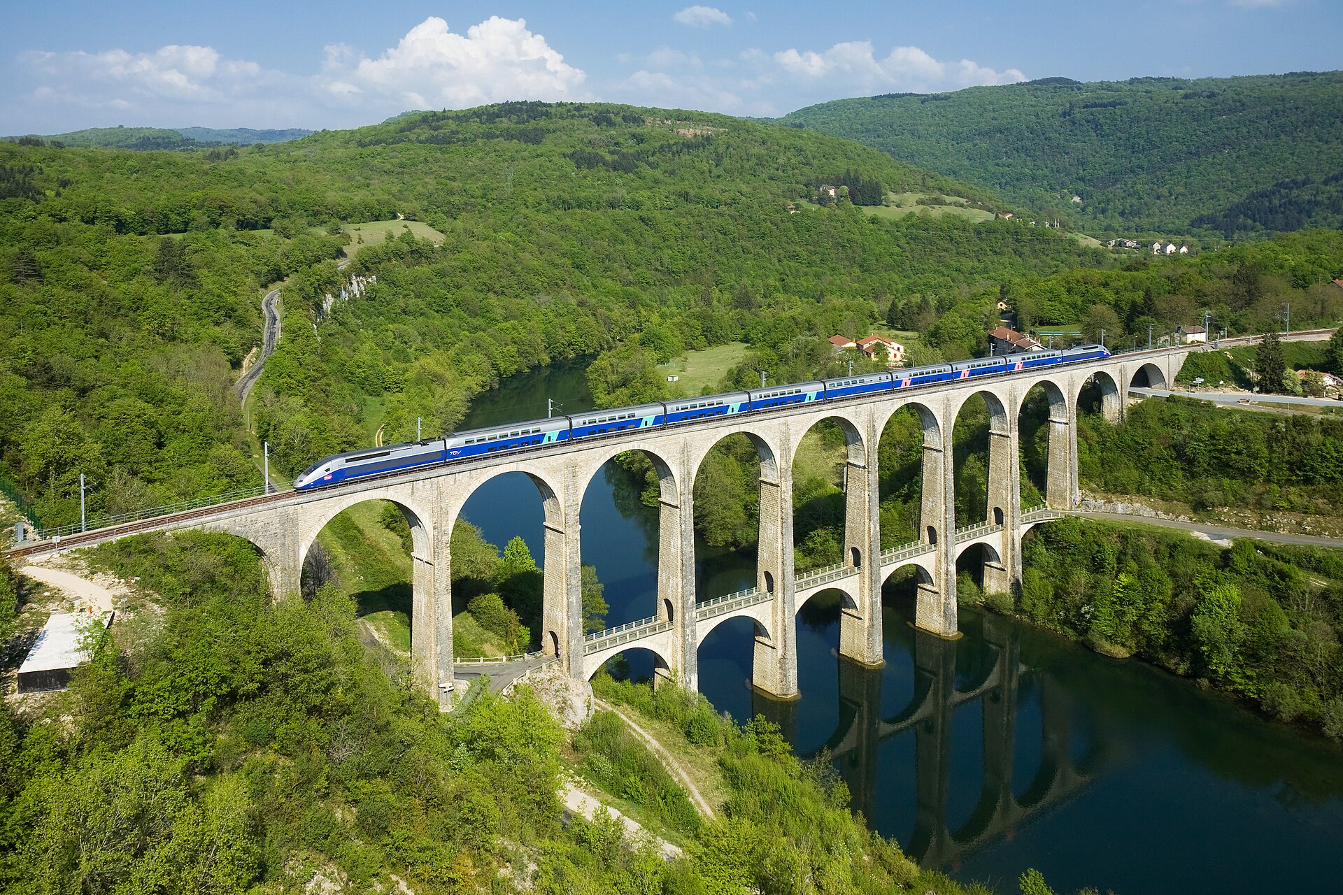 Un TGV Duplex sur viaduc, sur le réseau à grande vitesse.