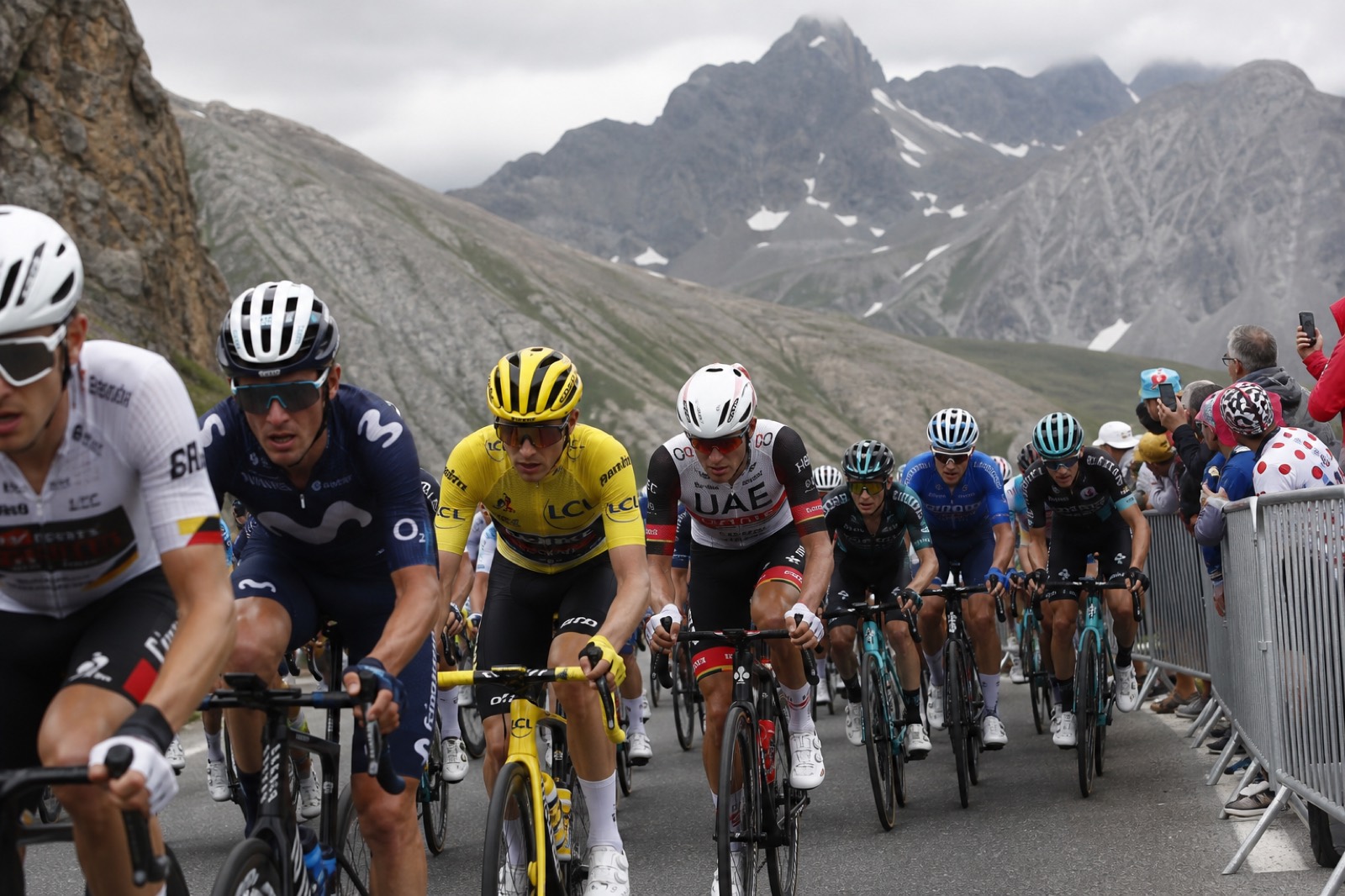 Le peloton dans un col alpin, lors du Tour de France.